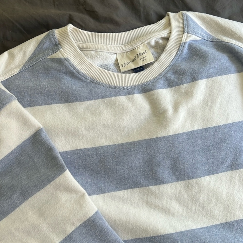 WHITE/BLUE SWEATSHIRT